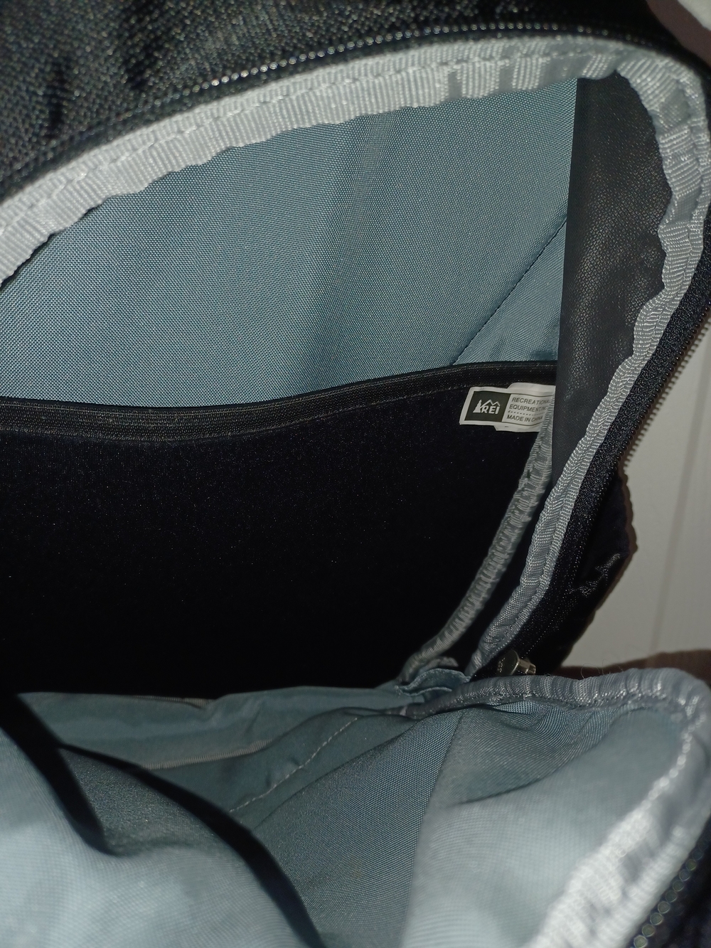 REI Black Men’s Sling Bag - Lightweight Everyday Carry - Picture 8 of 9